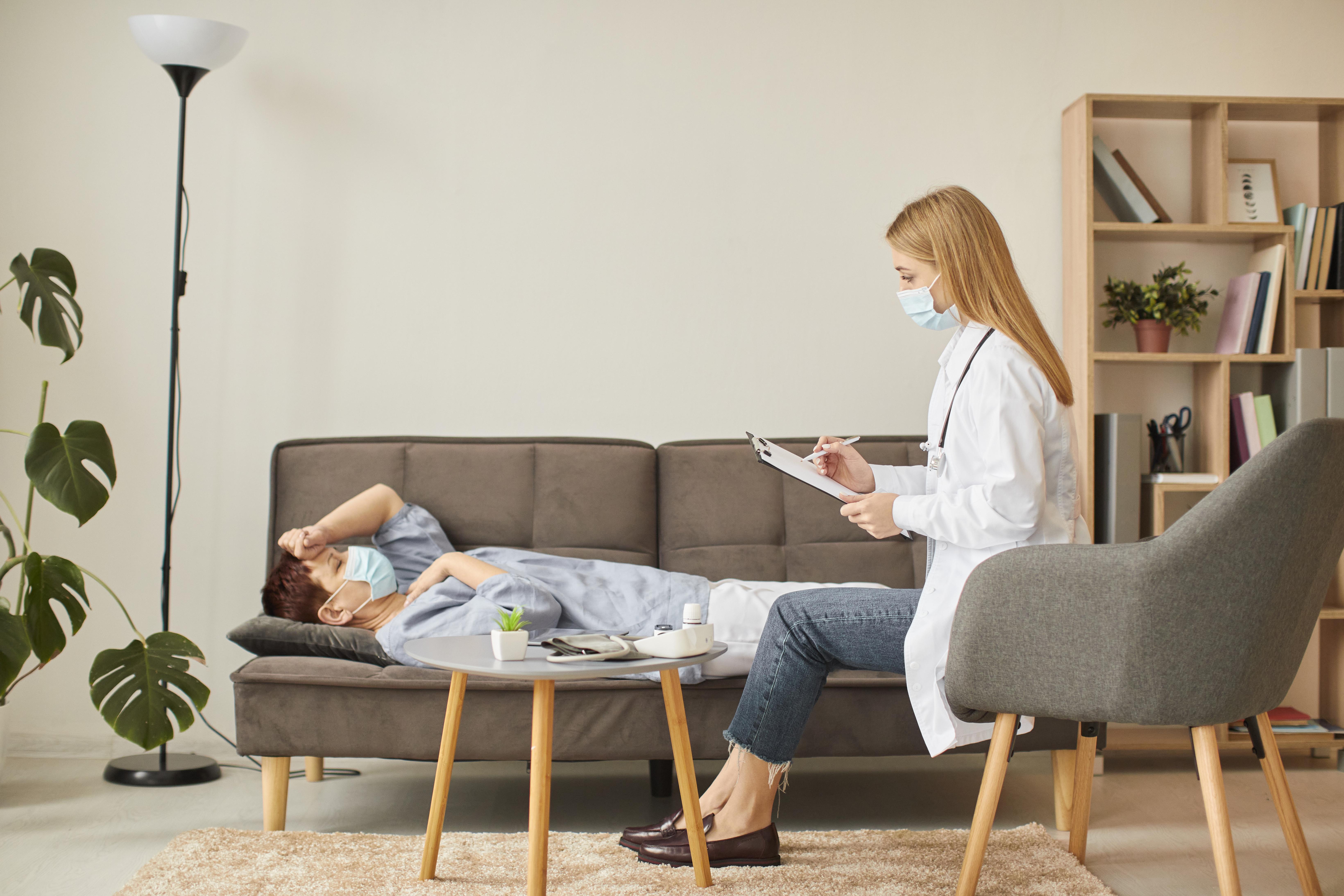 Evde Sağlık Hizmeti Alırken Dikkat Edilmesi Gereken 12 Nokta (Güncel Rehber)